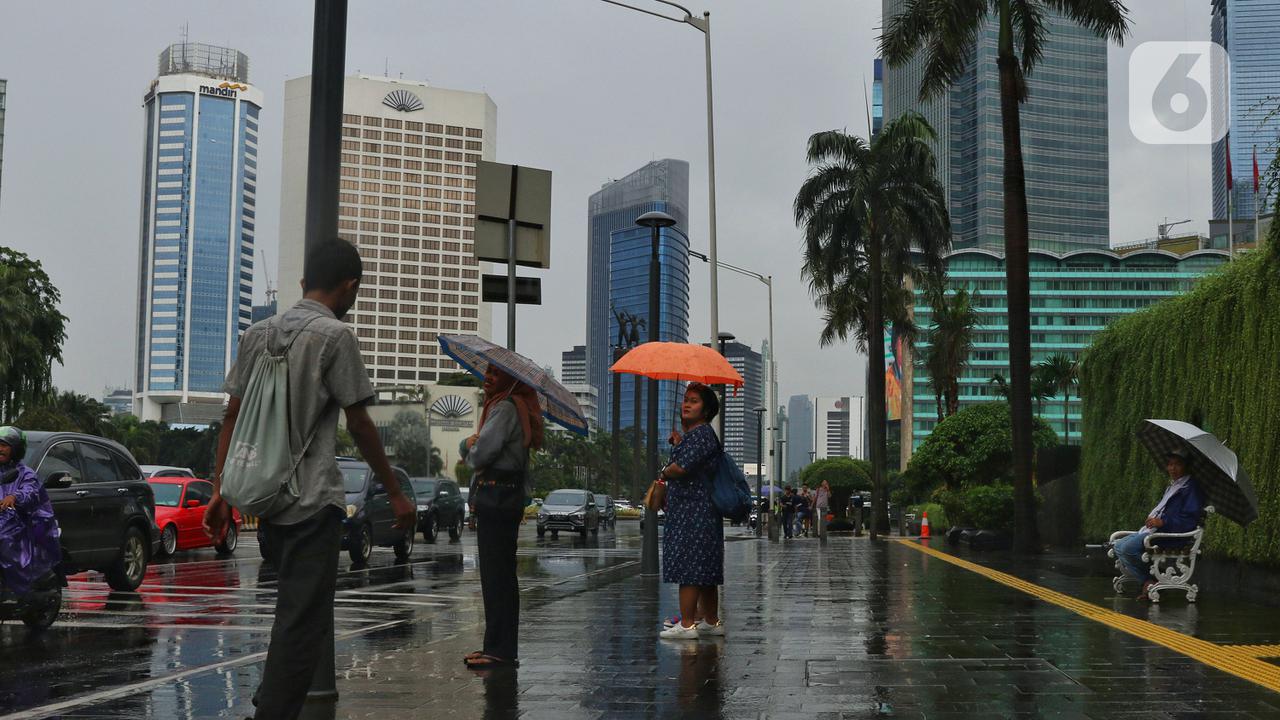Prakiraan Cuaca BMKG, Sejumlah Kota Besar Berpotensi Hujan hingga Kabut