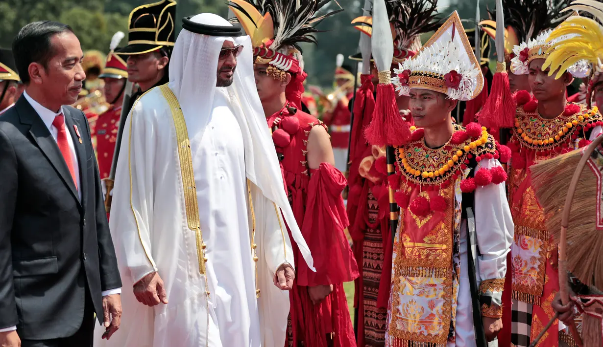 Presiden Joko Widodo (Jokowi)  bersama Putra Mahkota Abu Dhabi, Sheikh Mohamed Bin Zayed Al Nahyan memeriksa pasukan saat kunjungan kenegaraan di Istana Bogor, Kamis (24/7/2019). Keduanya menggelar pertemuan bilateral guna membahas sejumlah kerja sama. (Willy Kurniawan/Pool Photo via AP)