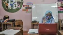 Pendidik membimbing murid saat kelas sentra seni secara virtual di PAUD Cempaka, Jakarta, Senin (23/11/2020). Selama Covid-19, kegiatan belajar virtual melalui kelas sentra atau praktik digelar guna meningkatkan kreativitas dan daya tangkap meski belajar dari rumah. (merdeka.com/Iqbal S Nugroho)