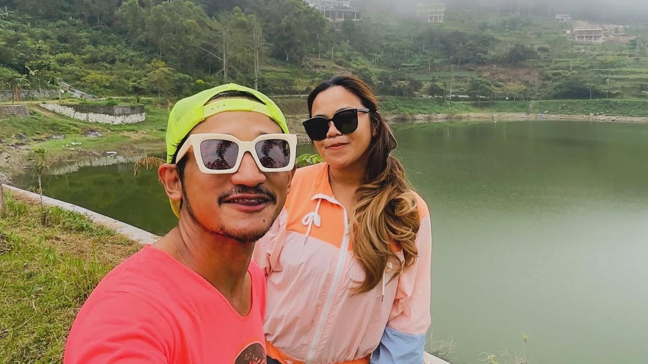 Potret Harmonis Isa Bajaj dengan Istri yang Luar Biasa, Menemani dari Dunia Entertain Hingga Pulang Kampung