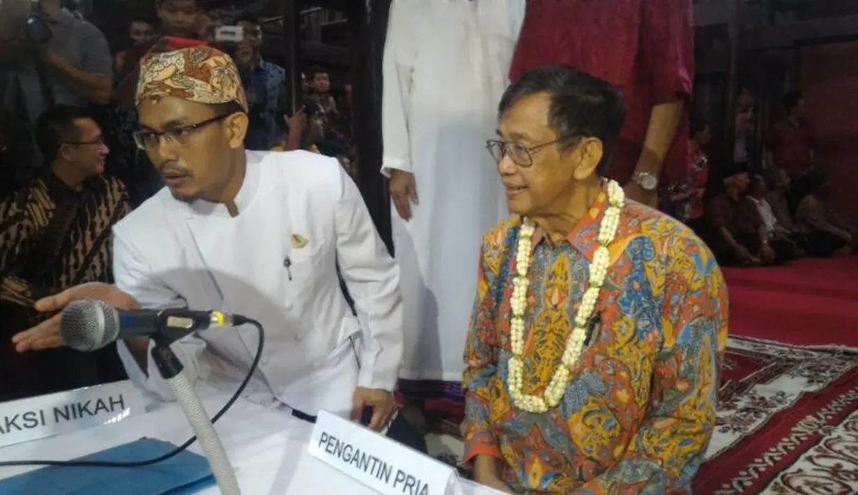 Sastrawan berusia 79 tahun ini telah siap mengikrarkan ijab kabul di hadapan penghulu dan kedua saksi, Gusti Sultan Sepuh XIV Keraton Kasepuhan dan Bapak Burhanudin Abdullah, mantan Gubernur Bank Indonesia. (Fathan Rangkuti/Bintang.com)