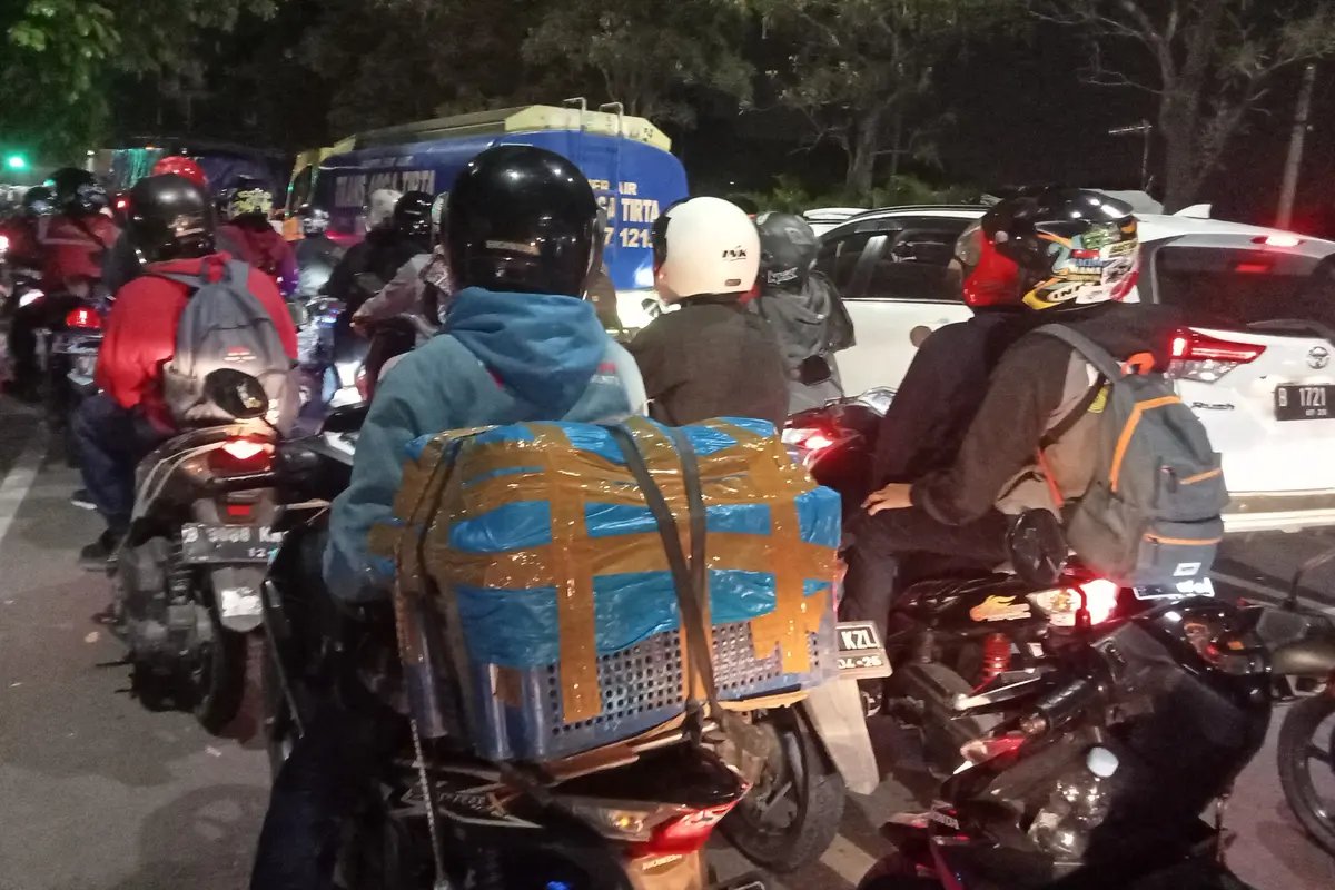 Pemudik Motor di Kalimalang