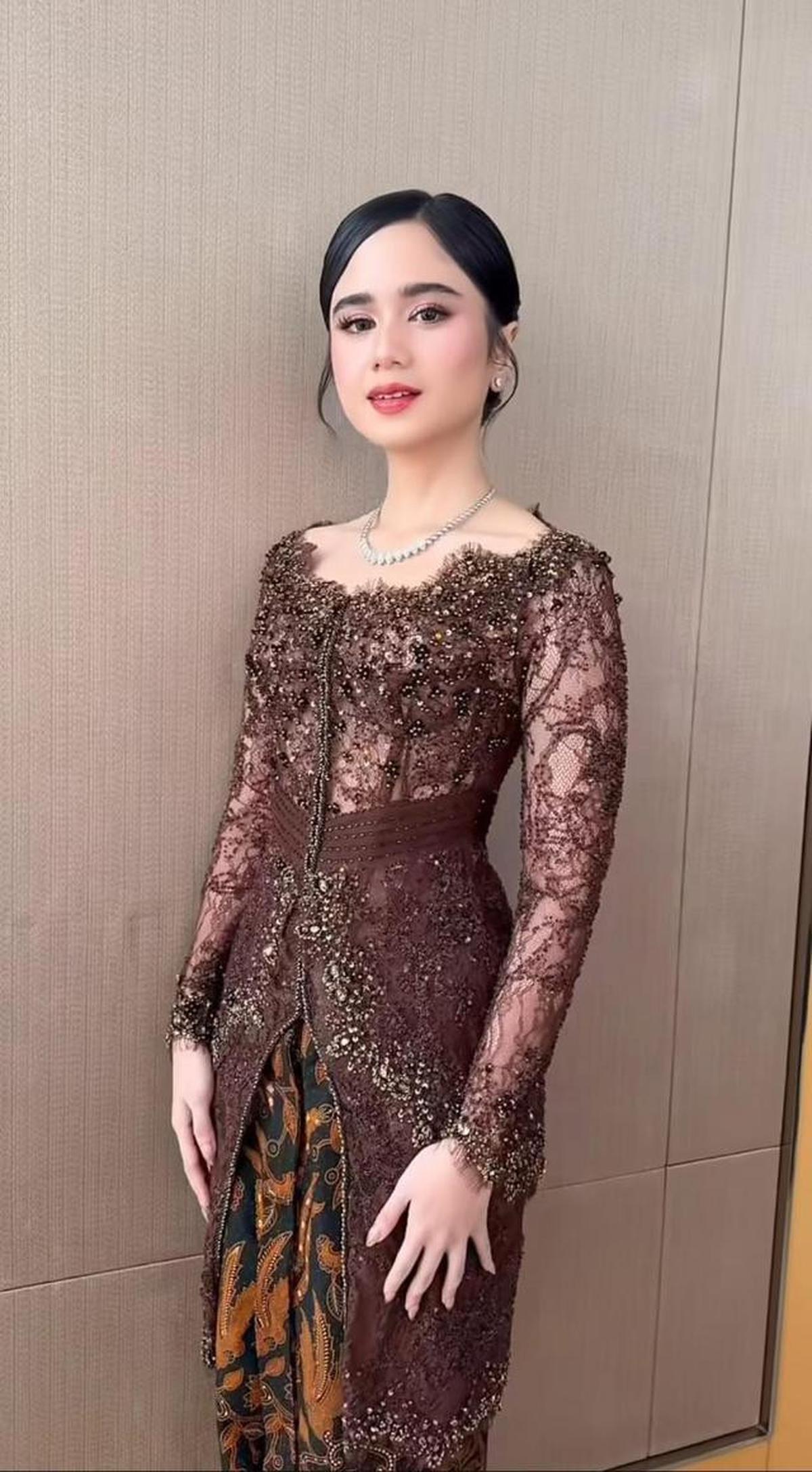Inspirasi Kebaya ala Tissa Biani di Acara Pernikahan El Rumi dan Syifa Hadju, Cantiknya Mewah