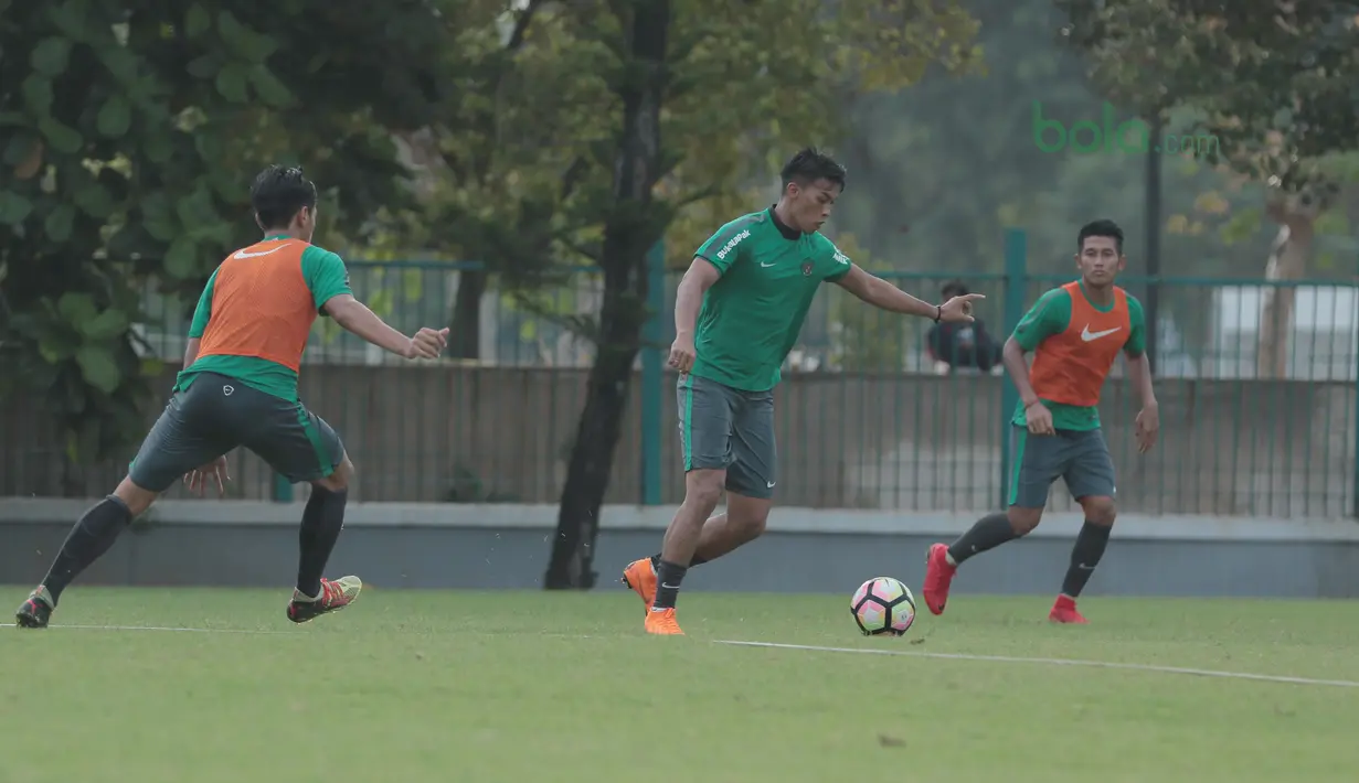 Penyerang Timnas Indonesia U-23, Lerby Eliandri (tengah) mencoba melakukan tembakan saat berlatih di Lapangan ABC, Senayan,  (24/4/2018). Timnas akan mengikuti turnamen PSSI Anniversary 27 April-3 Mei 2018. (Bola.com/Nicklas Hanoatubun)