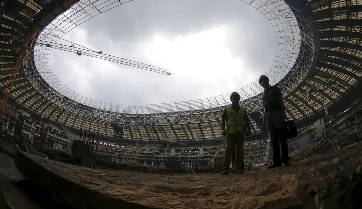 Pekerja berdiri di dalam stadion Luzhniki, Moskow, Rusia, Kamis, (9/7/2015). Untuk menyambut perhelatan Piala Dunia 2018, Stadion Luzhniki direnovasi besar-besaran.  (REUTERS/Maxim Shemetov)