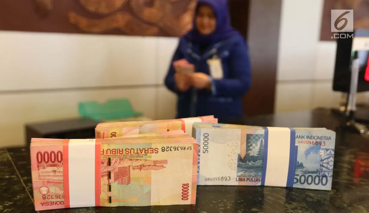 Sejumlah uang kertas rupiah yang berada di Bank BUMN, Jakarta, Selasa (17/4). Rupiah siang ini melemah dibandingkan tadi pukul 09.00 WIB di level Rp 13.771 per dolar AS. (Liputan6.com/Angga Yuniar)