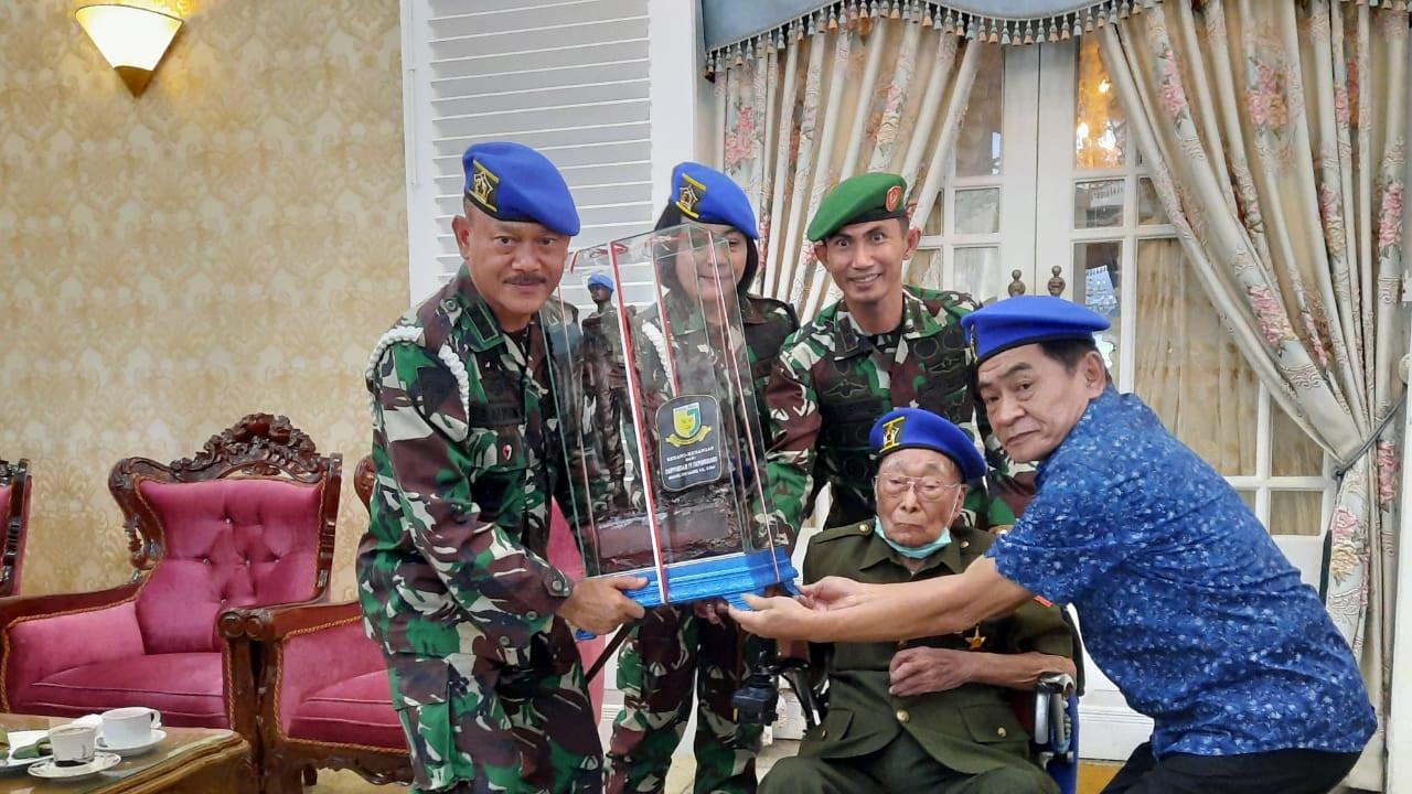 Danpomdam IV/Diponegoro mengunjungi Ayah Bupati Banjarnegara yang Ternyata Veteran PM. (Foto: Liputan6.com/Humas Pemkab Banjarnegara)
