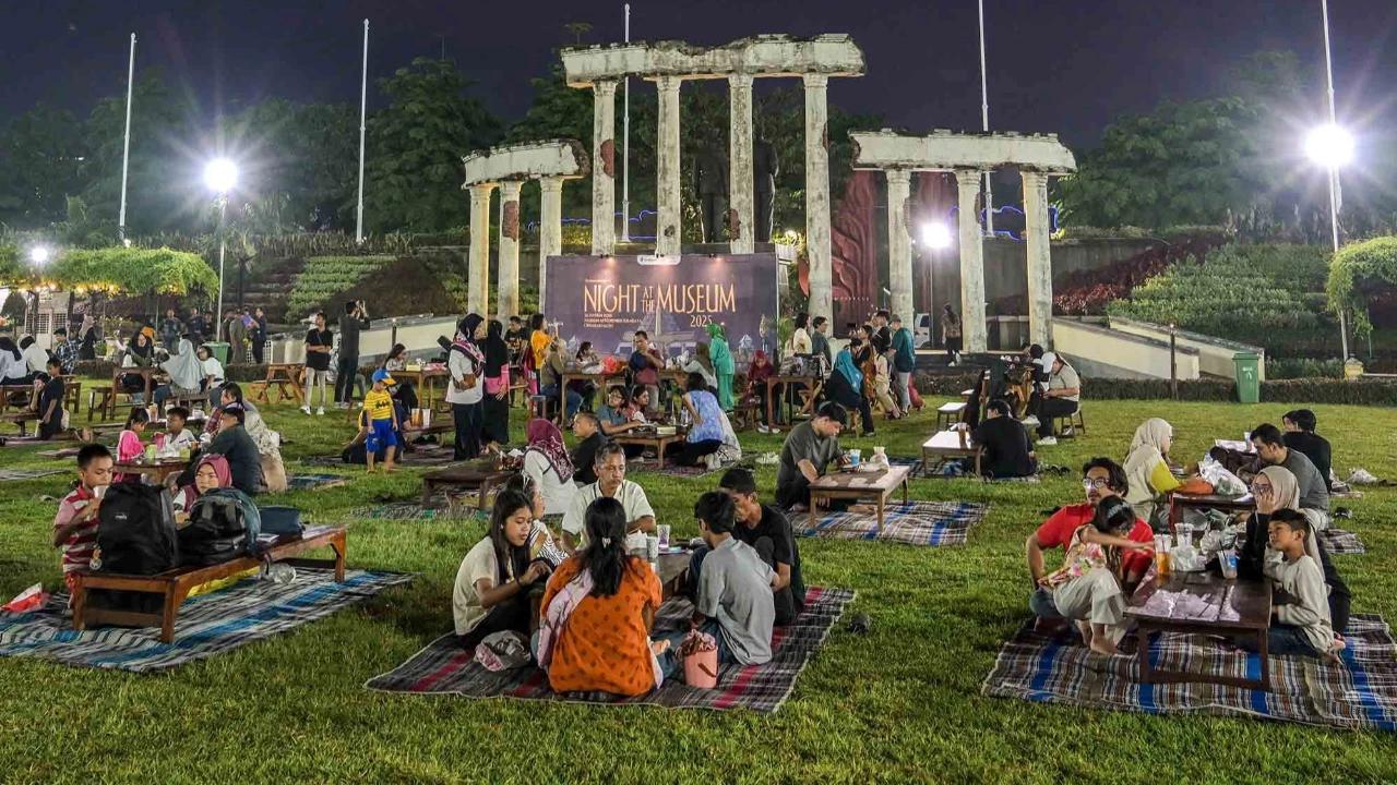 FOTO: Keseruan Pengunjung Menjelajah Malam di Museum 10 November