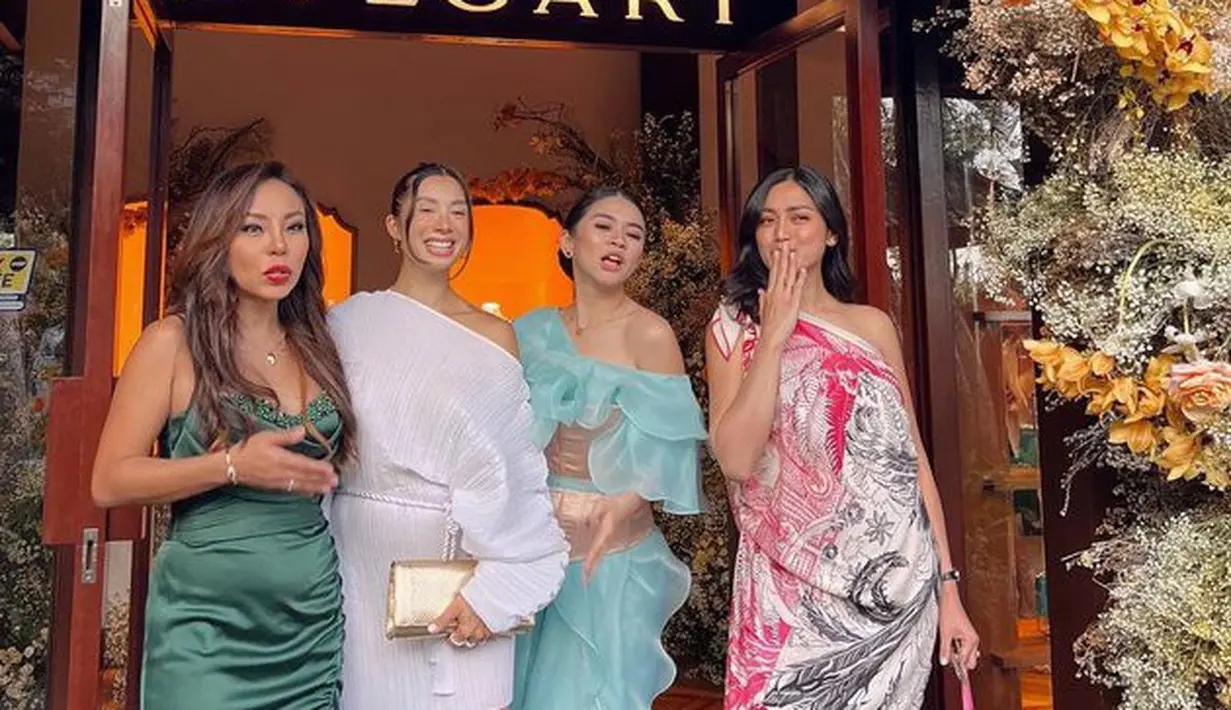 Aura hot mama yang satu ini seolah nggak pernah berubah. Selalu memesona di mana saja dan kapan saja. Panutan banget! (instagram.com/jenniferbachdim)
