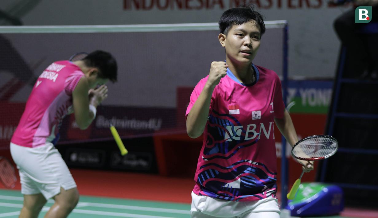 Wakil keempat yang lolos ke semifinal adalah pasangan ganda putri debutan Apriyani Rahayu/Siti fadia Silva Ramadhanti. Mereka lolos usai mengalahkan pasangan tangguh unggulan kedua asal Korea Selatan, Lee So Hee/Shin Seung Chan dengan rubber game 15-21, 21-16 dan 21-16. Di semfinal, Apriyani Rahayu/Siti Fadia akan menantang ganda putri Malaysia unggulan ke-6, Pearly Tan/Thinaah Muralitharan. (Bola.com/Ikhwan Yanuar)