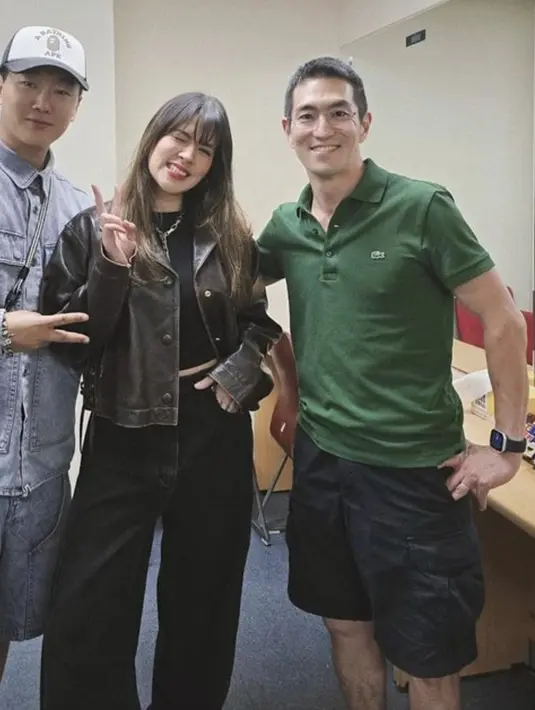 Raisa juga sempat menonton konser Crush dan berhasil berfoto bersama sang idola. Jaket kulit menjadi fashion statement gayanya kali ini.  [Foto: Raisa.dok]