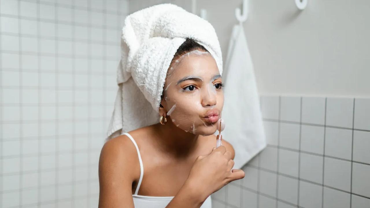 7. Masker<br>Sheet masks yang nyaman di kulit dan kaya akan serum serta hydrating essence cocok untuk semua jenis kulit.