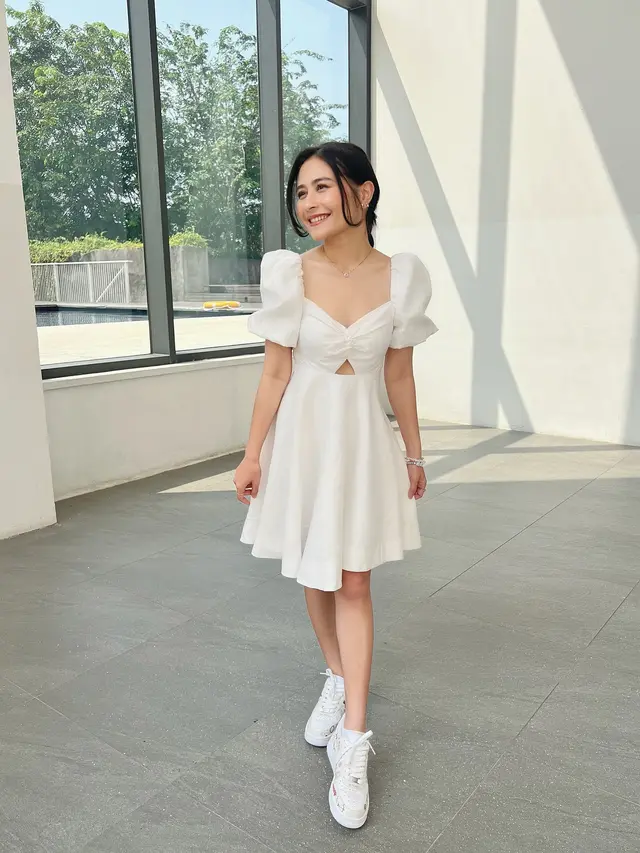 7 Gaya OOTD Prilly Latuconsina dengan Dress Putih Ini Tampil Anggun dan Menawan