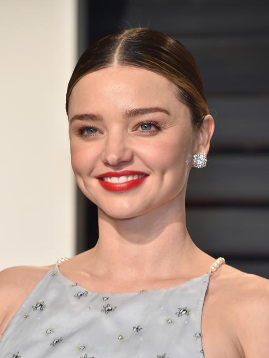 Senyum Miranda Kerr saat hadir di Pesta Oscar Pameran Vanity dalam acara Academy Awards ke-89 di Beverly Hills, California, AS (26/2). Miranda Kerr tampil cantik dengan mengenakan gaun biru. (Pascal Le Segretain / Getty Images / AFP)