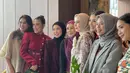 Kemudian ada Patricia Gouw yang tampil elegan dengan beskap merah maroon yang selaras dengan corset dan bawahan-nya. Ia melengkapi tampilannya dengan tas jinjing Vone World x Heart Evangelista warna hijau yang elegan. [Fimela/Hilda Irach].