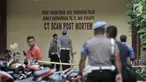 Beberapa anggota kepolisian berjaga dekat gedung forensik RS Polri, Kramatjati, Jakarta Timur, Rabu (9/5). Penjagaan super ketat diberlakukan di mana jenazah korban kerusuhan rutan Mako Brimob Kelapa Dua dibawa ke RS Polri. (Merdeka.com/Iqbal S. Nugroho)