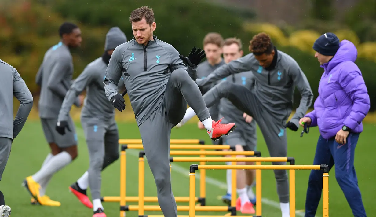 Bek Tottenham Hotspur, Jan Vertonghen (tengah) dan rekan satu timnya melakukan pemanasan selama sesi latihan Pusat Pelatihan Enfield Tottenham Hotspur, di London utara (18/2/2020). Tottenham akan melawan RB Leipzig pada leg pertama babak 16 besar Liga Champions. (AFP Photo/Justin Tallis)