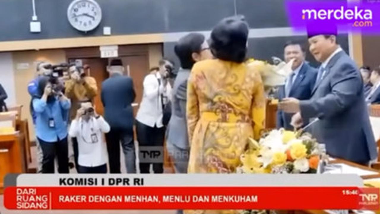Aksi 'Romantis' Anggota DPR Cantik Bikin Prabowo Senyum Sumringah di DPR saat Diberikan Bunga