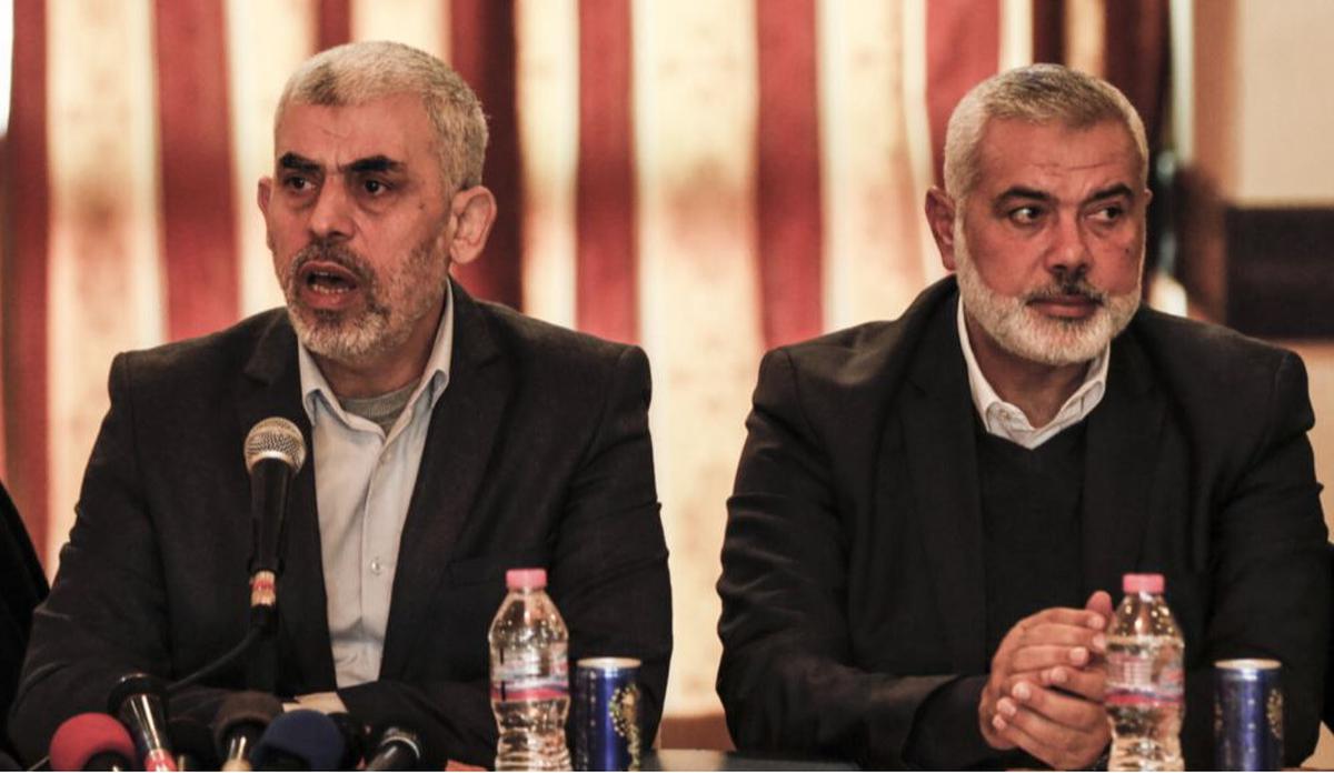 Yahya Sinwar (kiri) dan Ismail Haniyeh pada Desember 2017.