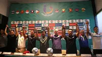 Pelatih tim peserta Piala AFF U-19 2018 berpose bersama dalam sesi konferensi pers di Surabaya, Sabtu (30/6/2018). (Bola.com/Aditya Wany)