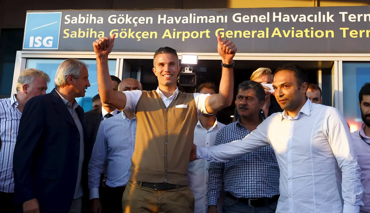 Van Persie menyapa pendukung Fenerbahce saat tiba di bandara Sabiha Gokcan, Istanbul, Turki, (12/7/2015). Jika benar-benar bergabung dengan Fenerbahce, dia akan mengikuti jejak Nani, eks pemain MU. (REUTERS/Osman Orsal)