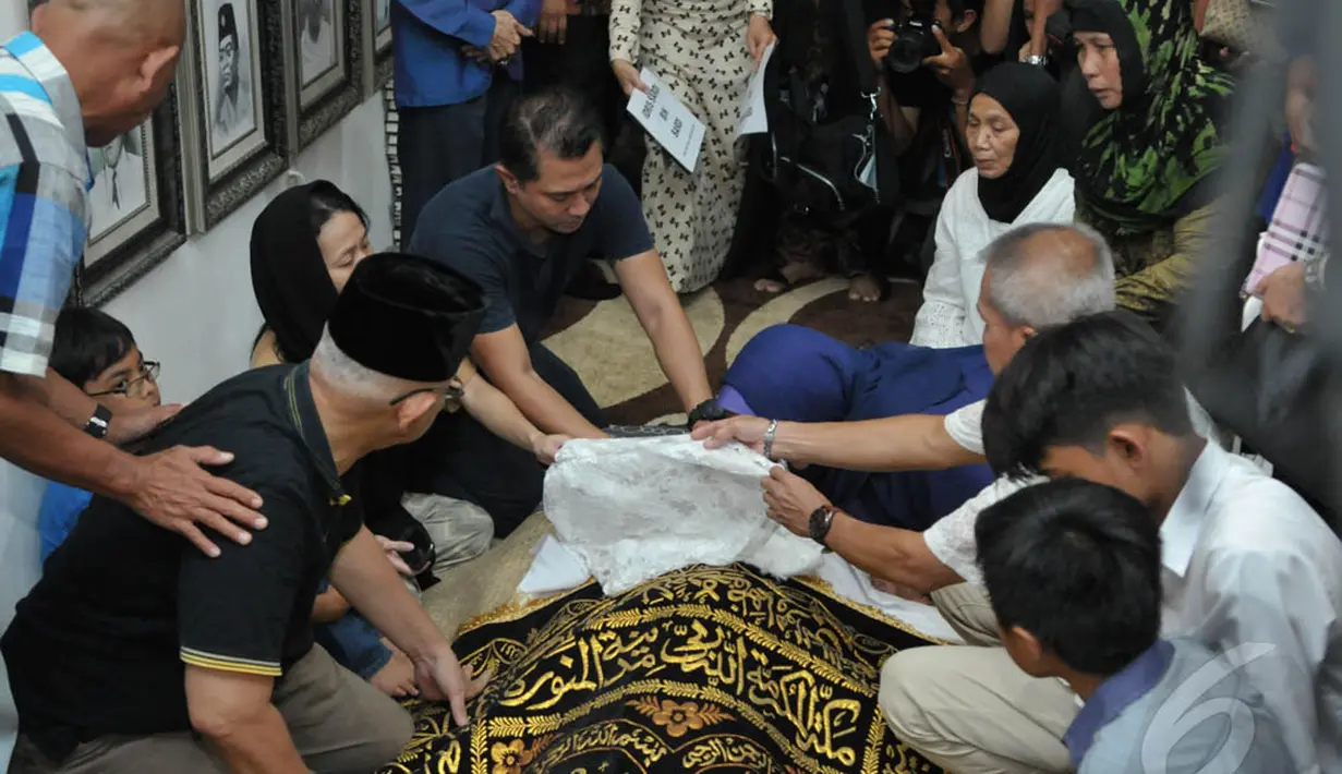 Lukman Sardi melihat wajah ayahnya, Idris Sardi untuk terakhir kali,  Senin (28/4/2014) (Liputan6.com/Panji Diksana).