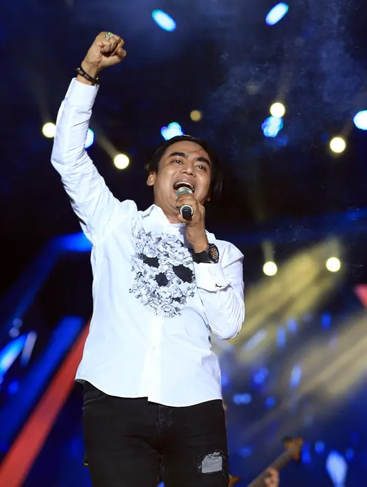 Tak hanya Armada dan Kotak, hadir juga Setia Band di panggung megah SCTV. Dengan suara emasnya, Charlie dan teman-temannya ikut memeriahkan dalam acara tahun baru tersebut. (Deki Prayoga/Bintang.com)