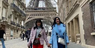 Berpose di depan Menara Eiffel, Iis Dahlia tampil kompak bersama putrinya dalam balutan busana yang modis. (Instagram/iisdahlia).