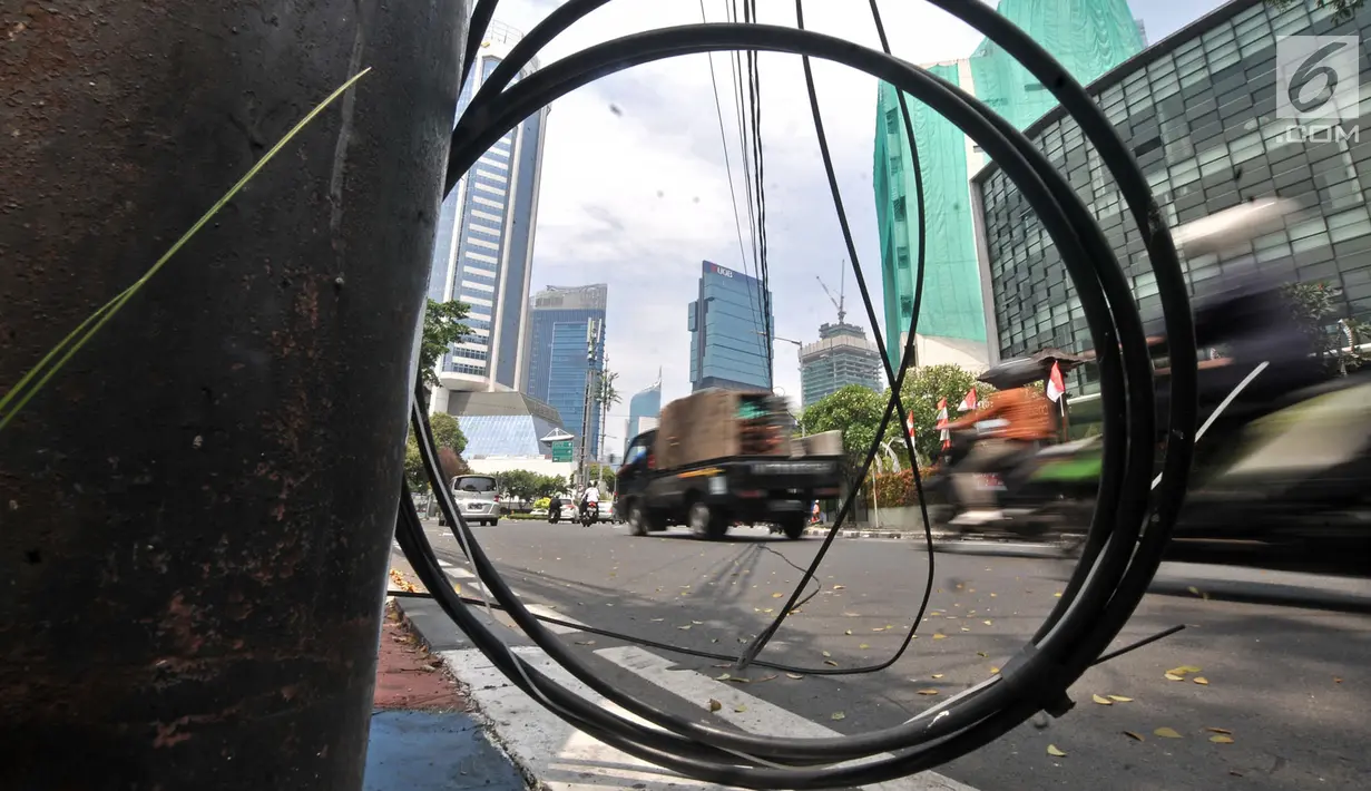 FOTO: Bahaya, Ada Kabel Menjuntai di Jalan Haji Agus Salim - Foto