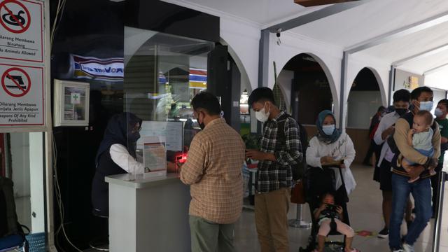 Calon penumpang kereta api di Stasiun Bandung, Bandung, Jumat, 22 April 2022. (sumber foto : Humas PTKAI Daop 2 Bandung)