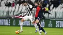 Pemain Juventus Alvaro Morata (kiri) berebut bola dengan pemain Genoa Valon Behrami pada pertandingan Serie A Liga Italia di Stadion Turin Allianz, Italia, 5 Desember 2021. Juventus menang 2-0. (Marco Alpozzi/LaPresse via AP)