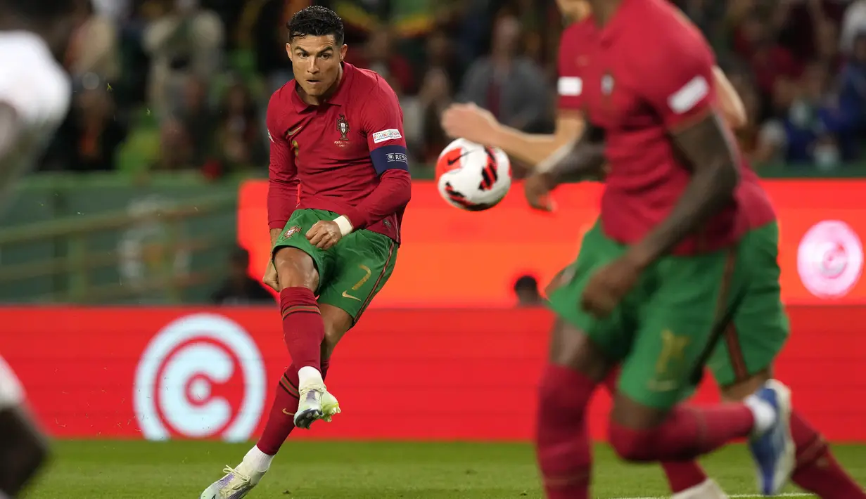 <p>Penyerang Portugal, Cristiano Ronaldo menendang bola saat bertanding melawan Swiss pada pertandingan kedua Grup A2 UEFA Nations League di Stadion Jose Alvalade di Lisbon, Senin (6/6/2022). Portugal menang telak atas Swiss 4-0. (AP Photo/Armando Franca)</p>