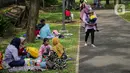 <p>Pengunjung bersantai di Tebet Eco Park, Jakarta, Selasa (10/5/2022). Warga memanfaatkan libur dengan bermain dan berolahraga di taman terbuka setelah pemerintah memperpanjang masa liburan sekolah hingga tanggal 11 Mei 2022. (Liputan6.com/Faizal Fanani)</p>