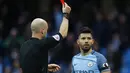 Pemain Manchester City, Sergio Aguero menerima kartu merah saat timnya menjamu Chelsea pada laga Premier League di Etihad Stadium, (3/12/2016). (Reuters/Phil Noble) 