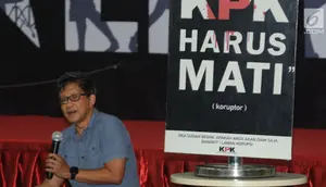 Pengamat politik Rocky Gerung menjadi pembicara dalam diskusi di Gedung KPK, Jakarta, Selasa (23/7/2019). Diskusi tersebut mengangkat tema " Upaya Mempertahankan Independensi KPK". (merdeka.com/Dwi Narwoko)