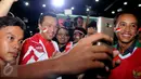 Seorang pendukung berselfie dengan Menpora Imam Nahrawi saat menyaksikan nobar Final  Piala AFF 2016 antara Indonesia melawan Thailand di  Kemenpora, Jakarta, (17/12). (Liputan6.com/Gempur M Surya)