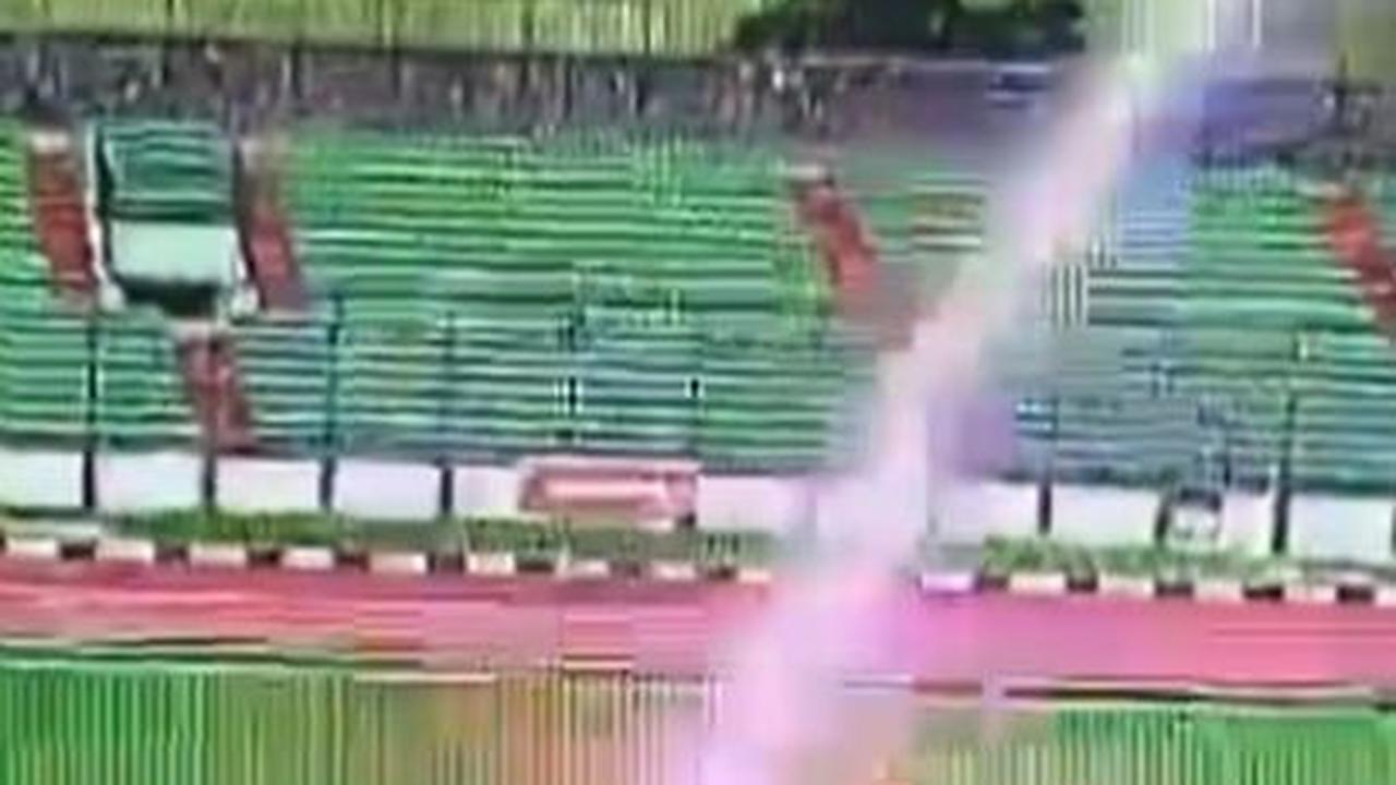 Detik-Detik Pemain Sepak Bola Tersambar Petir di Stadion Siliwangi, Sepatu Terbakar dan Baju Robek
