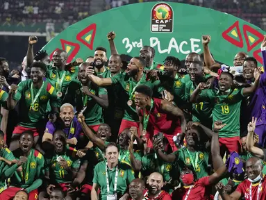 Tuan rumah Kamerun berhasil merebut tempat ketiga Piala Afrika 2021 usai mengalahkan Burkina Faso di Ahmadou Ahidjo Stadium, Yaounde, Minggu (6/2/2022) dini hari WIB. (AP/Themba Hadebe)