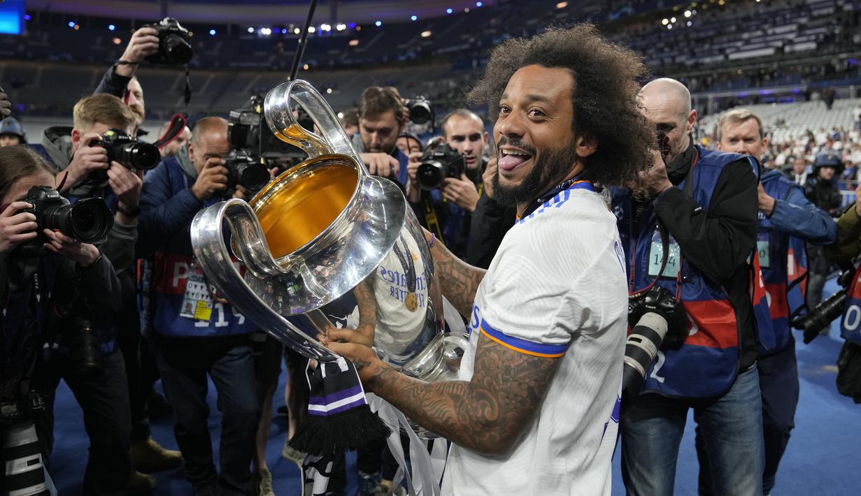 Marcelo. Bek kiri berusia 34 tahun yang didatangkan Real Marid dari Fluminense pada tengah musim 2006/2007 dengan nilai transfer 6,5 juta euro ini telah merebut 5 gelar Liga Champions termasuk yang terbaru pada musim 2021/2022. Empat gelar sebelumnya diraih pada musim 2013/2014 dan 2015/2016 hingga 2017/2018. Musim 2021/2022 merupakan musim terakhirnya berseragam Real Madrid seiring habisnya masa kontrak. Lima klub yang bersiap menampungnya dengan status bebas transer adalah Juventus, Arsenal, Chelsea, Fluminense dan Inter Miami. (AP/Frank Augstein)