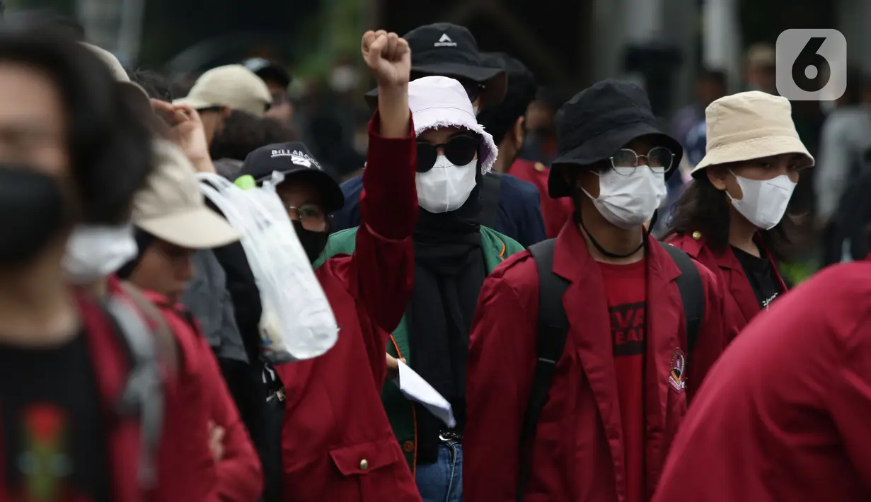 Mahasiswa dari berbagai universitas melakukan aksi unjuk rasa di kawasan Patung Kuda, Jakarta, Senin (4/11/2022). Mereka menyampaikan tuntutannya terkait kenaikan minyak goreng dan bahan bakar minyak (BBM). (Liputan6.com/Helmi Fithriansyah)