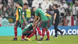 Pemain Meksiko tampak lesu usai negaranya dipastikan tersingkir dari Piala Dunia 2022. (AP/Ricardo Mazalan)