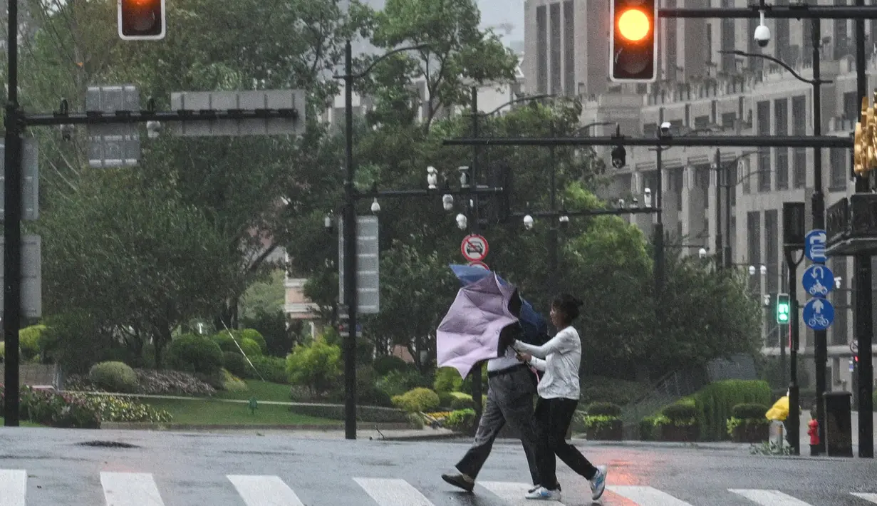 Topan Bebinca menerjang kota Shanghai sekitar pukul 07.30 waktu setempat dengan kecepatan angin mencapai 42 meter per detik. (Hector RETAMAL/AFP)