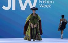 FOTO: Pesona Model Cantik Dalam Balutan Busana Karya Desainer Tanah Air di Jakarta Fashion Week 2025