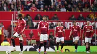 Pemain Manchester United (MU) tampak lesu saat kalah dari Tottenham Hotspur dalam laga pekan keenam Premier League 2024/2025 di Old Trafford, Minggu (29/9/2024) malam WIB. (AP Photo/Dave Thompson)