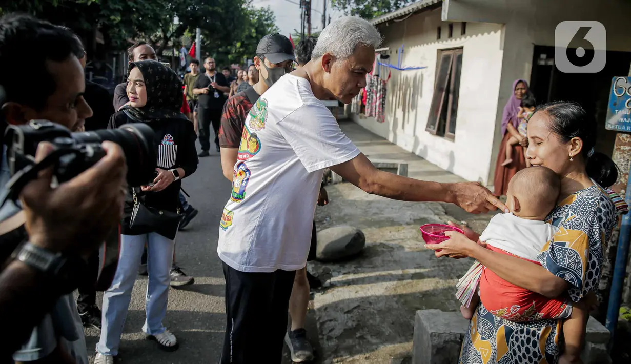 Ganjar lari pagi sekitar pukul 06.11 WIB dari tempat dia menginap di rumah warga semalam. Saat lari pagi, Ganjar disambut meriah warga sekitar. (Liputan6.com/Faizal Fanani)