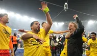 Para pemain Borussia Dortmund melakukan selebrasi di penghujung pertandingan sepak bola leg kedua semifinal Liga Champions antara Paris Saint-Germain dan Borussia Dortmund di stadion Parc des Princes di Paris, Prancis, Selasa, 7 Mei 2024. (AP Photo/Lewis Joly)