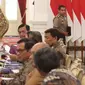 Presiden Joko Widodo berisap mengikuti rapat terbatas di Istana Merdeka, Jakarta, Senin (18/12). Dalam ratas tersebut Jokowi membahas persiapan Natal dan Tahun Baru. (Liputan6.com/Angga Yuniar)