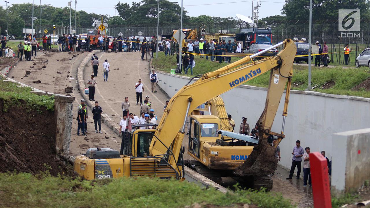 Proses Evakuasi Mobil Tertimbun Longsor di Underpass Bandara Soetta