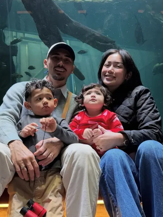 Berkunjung ke Aquarium, Jessica Iskandar mengenakan atasan jaket puffer hitam dipadukan celana denim panjang.  [@inijedar]