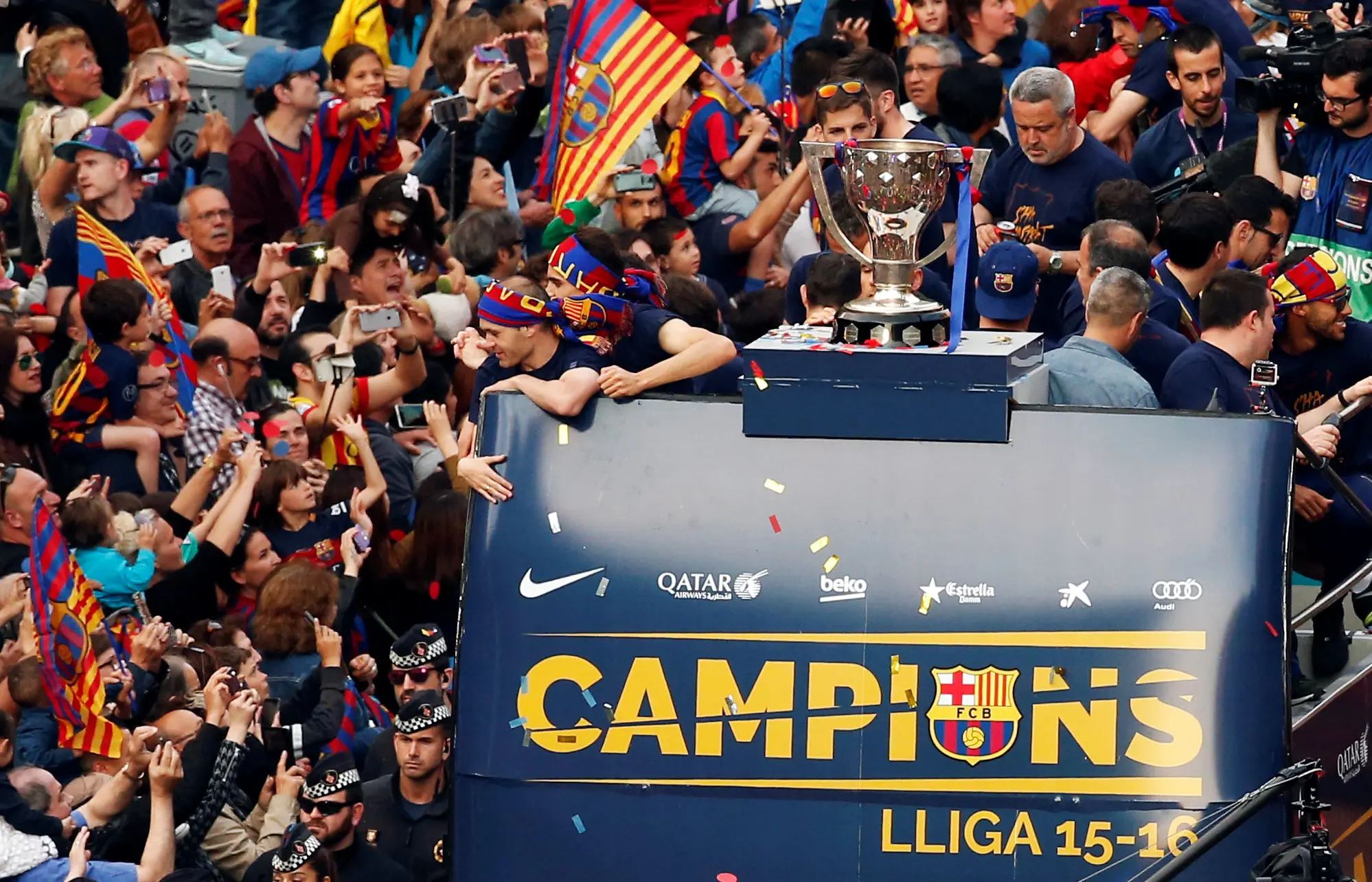 Para pemain Barcelona dan jajaran staf pelatih melakukan pawai juara La Liga 2015-2016, di sepanjang jalan kota Barcelona (15/5/2016). Tugas Lionel Messi dkk tinggal satu lagi lagi, yakni meraih trofi juara Copa del Rey 2015-2016. 